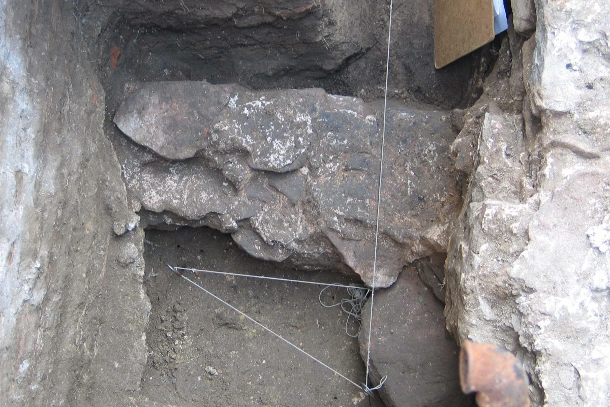 ​Trzy kręgi kamienne i trzy kurhany sprzed ok. 2 tys. lat, pozostałość po wschodniogermańskim ludzie Gotów, odkryli w Pławnie (Zachodniopomorskie) koszalińscy archeolodzy. Według naukowców, wewnątrz kręgów Goci odbywali ważne narady. Jak podkreślają badacze, znalezisko to rzadkość na terenach Polski. Większość podobnych kręgów została na przestrzeni tysiącleci zniszczona, a kamienie powalone lub wtórnie użyte.