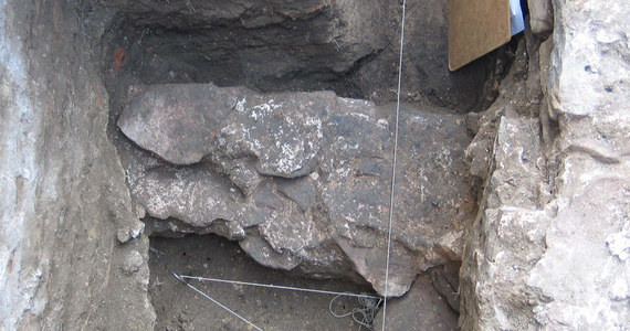 ​Trzy kręgi kamienne i trzy kurhany sprzed ok. 2 tys. lat, pozostałość po wschodniogermańskim ludzie Gotów, odkryli w Pławnie (Zachodniopomorskie) koszalińscy archeolodzy. Według naukowców, wewnątrz kręgów Goci odbywali ważne narady. Jak podkreślają badacze, znalezisko to rzadkość na terenach Polski. Większość podobnych kręgów została na przestrzeni tysiącleci zniszczona, a kamienie powalone lub wtórnie użyte.