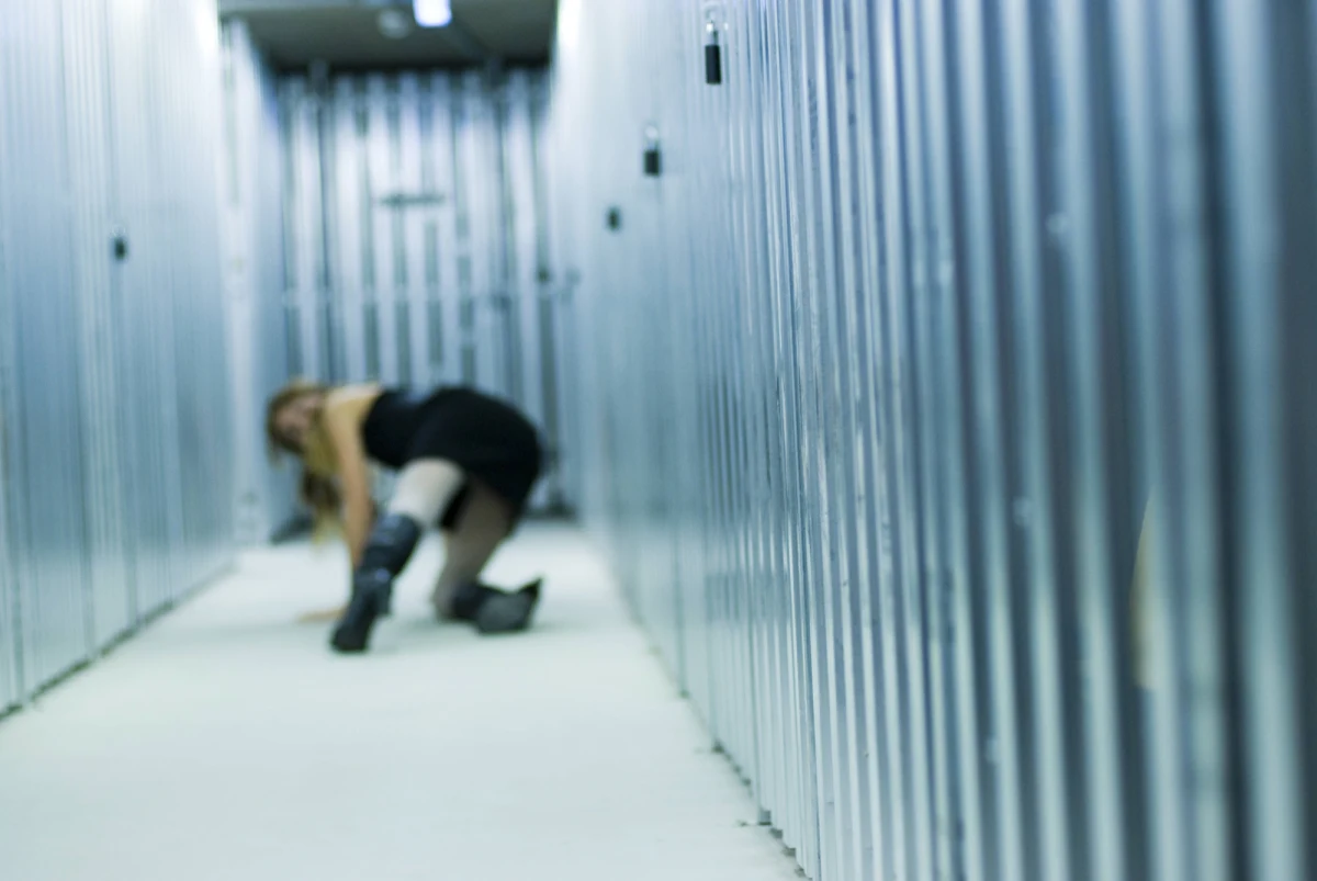 "Niepełnosprawna umysłowo 26-latka spod Zamościa została zgwałcona na cmentarzu przez mężczyznę z sąsiedniej wsi. Urodziła dziecko w szóstym miesiącu ciąży, a z porodówki została zabrana wprost do szpitala psychiatrycznego. Prokuratura umorzyła sprawę, twierdząc, że o gwałcie nie było mowy" - donosi lubelska "Gazeta Wyborcza" i cytuje wyjaśnienie rzecznika prasowego Prokuratury Okręgowej w Zamościu Jerzego Wójcika: "Z materiału dowodowego wynika, że nie doszło do stawiania oporu".