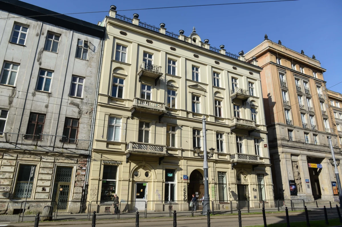 Na dzisiejszym posiedzeniu komisji weryfikacyjnej będziemy chcieli powołać wewnętrzny zespół, który zajmie się badaniem przypadków, kiedy nieruchomości były przekazywane osobom, które - jak się okazało - nie żyły - poinformował członek komisji weryfikacyjnej poseł Jan Mosiński (PiS). O tym, że stołeczny ratusz bez większego zastanowienia wydawał decyzje reprywatyzacyjne na rzecz osób, które od dziesięcioleci nie żyją, napisał dziś "Dziennik Gazeta Prawna".