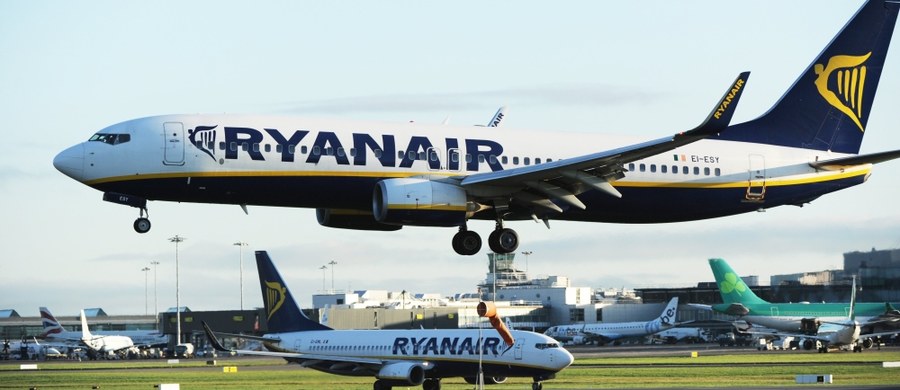 Liniom lotniczym Ryanair grozi wielomilionowa grzywna Powodem jest niedostateczne tłumaczenie pasażerom ich praw w przypadku odwołanych lotów. Pierwsze kroki podjął już brytyjski urząd regulujący lotnictwo cywilne CAA. Wczoraj przewoźnik odwołał kolejnych 18 tys. rejsów. Wycofa też samoloty na 34 trasach. Ograniczenia te wprowadzone zostaną między listopadem a marcem przyszłego roku i dotkną 400 tys. pasażerów. 