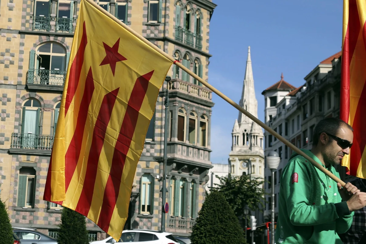 ​Hiszpańskie służby oskarżają rosyjskich hakerów o wspieranie nielegalnego, zdaniem rządu Mariano Rajoya, referendum niepodległościowego w Katalonii. Zarzucają im obsługę zamykanych przez Madryt stron internetowych dotyczących plebiscytu.