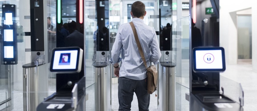 Problemy z funkcjonowaniem oprogramowania służącego do odprawy pasażerów i bagażu zakłóciły rano odprawę na wielu lotniskach świata - podały linie lotnicze. Doszło do opóźnień. Dostarczająca system firma Amadeus podała, że nie ma już problemów.