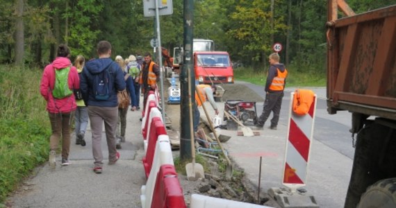 Rozpoczął się kolejny etap remontu drogi do Kuźnic. To jedno z najczęściej odwiedzanych przez turystów miejsc w Tatrach. Powstaje tam nowy chodnik i ścieżka rowerowa. To jednak nie koniec zmian w tym miejscu. W przyszłym roku rozpocznie się remont placu w Kuźnicach, skąd setki tysięcy turystów co roku wyruszają na Kasprowy Wierch i Giewont.