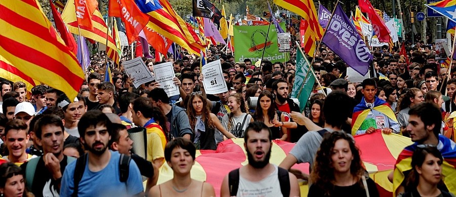 ​Co najmniej 10 tysięcy studentów i licealistów manifestowało w czwartek na ulicach Barcelony poparcie dla zapowiedzianego na niedzielę referendum w sprawie nieodległości Katalonii, którego zakazały władze Hiszpanii i któremu są zdecydowane przeszkodzić.