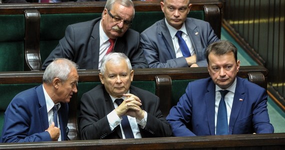 Prawo i Sprawiedliwość jest gotowe odłożyć reformę Sądu Najwyższego i Krajowej Rady Sądownictwa nawet do kolejnej kadencji, jeżeli prezydent nie zaakceptuje zmian parlamentu wprowadzonych do jego projektów ustaw! To ustalenia reportera RMF FM. Jak potwierdzają źródła zbliżone do kierownictwa partii, taka deklaracja padła z ust Jarosława Kaczyńskiego podczas spotkań z posłami PiS-u.