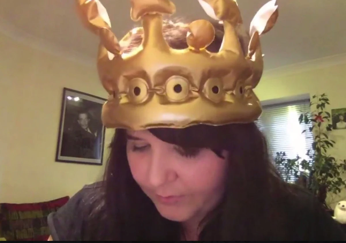 Samą siebie opisuje jako „Komendanta komedii, pangę biznesu, polędwicę sopocką małżeństwa”. Jest dziś jedną z najbardziej wyrazistych i zabawnych postaci polskiego internetu.  Na swoim blogu – Janina Daily – pisze, że zajmuje się pielęgnowaniem grządek sarkazmu i rabatek ironii. Podczas Blog Forum Gdańsk z Janiną Bąk postanowiliśmy porozmawiać  na poważnie. Kubie Kałudze przyznała, że był to jej pierwszy, taki wywiad. 

