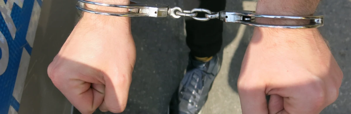 Gdyńska prokuratura oskarżyła dwóch obywateli Algierii o molestowanie niepełnosprawnej intelektualnie 14-latki. Do zdarzenia doszło w lipcu w Gdyni. Mężczyźni, w wieku 24 i 25 lat, właśnie w tym mieście odbywali szkolenie żeglarskie. Po incydencie zostali tymczasowo aresztowani.