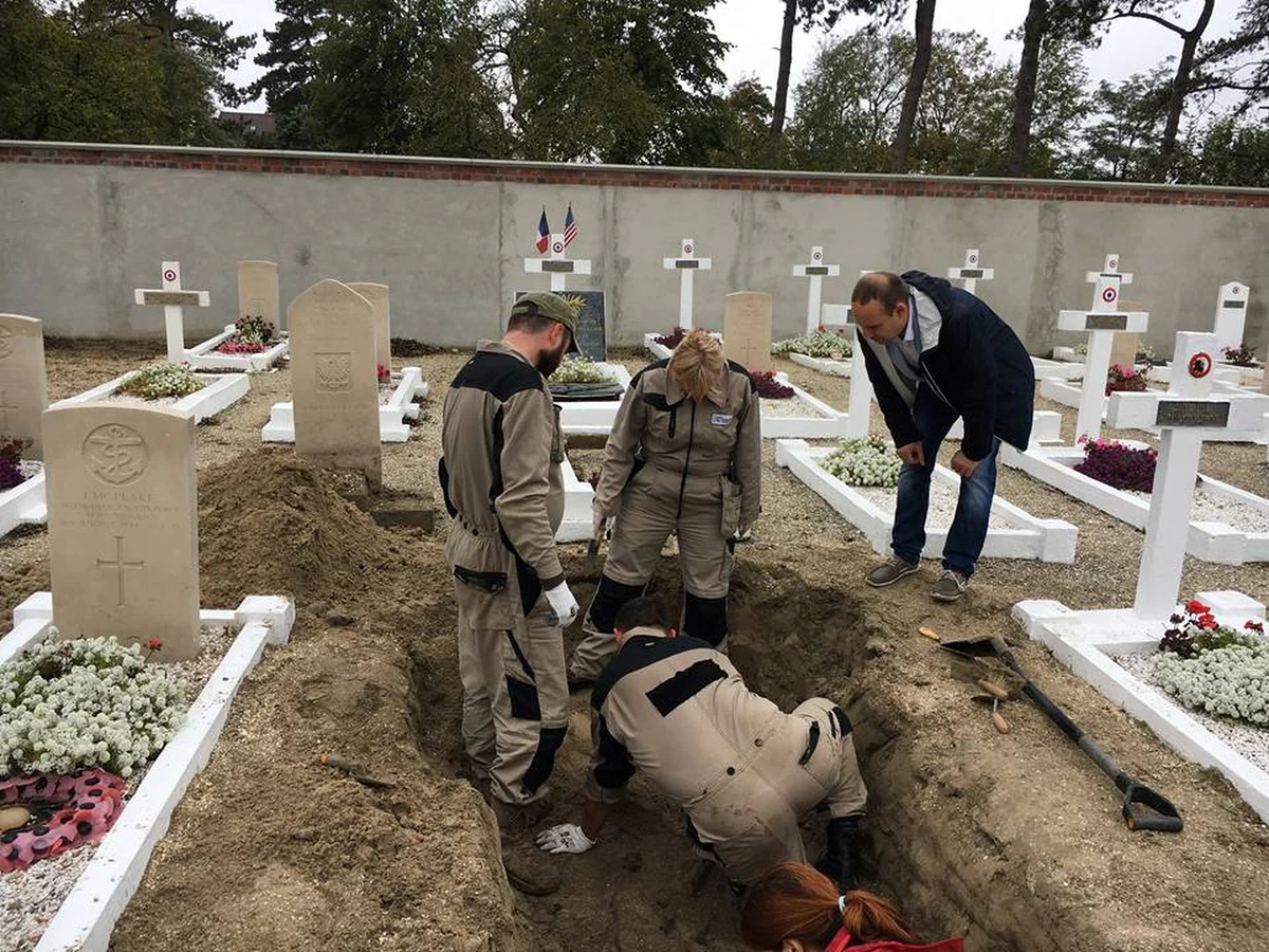 ​Szczecińskim naukowcom udało się odnaleźć szczątki polskiego pilota na cmentarzu w Le Crotoy w północnej Francji. Z pobranym z nich materiałem genetycznym wracają właśnie do Polski, gdzie będą chcieli zidentyfikować poległego w czasie II wojny światowej lotnika.