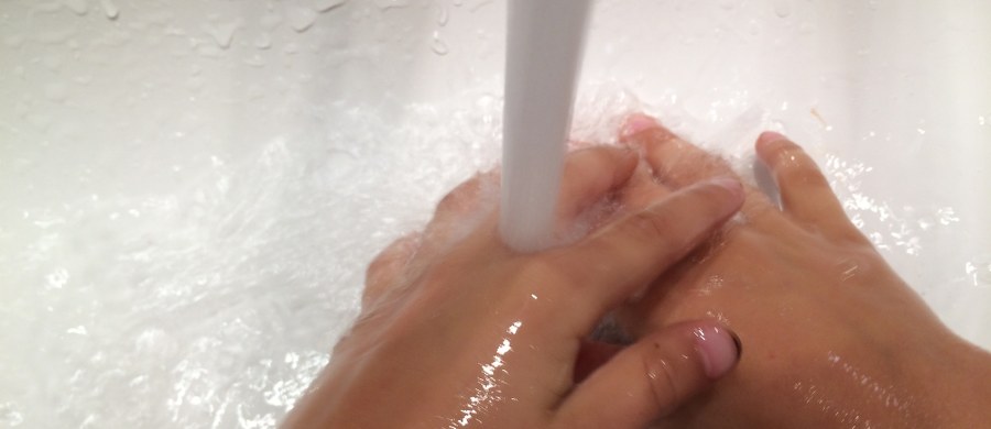 ​Problemy z wodą w Czarnym Dunajcu w powiecie nowotarskim w Małopolsce. Do spożycia nie nadaje się woda z gminnego wodociągu. Urząd Gminy w Czarnym Dunajcu przedłużył do odwołania zakaz jej picia, a także używania do celów spożywczych i higienicznych.