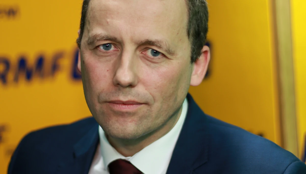 "Chcę przenieść ruch cywilny z Lotniska Chopina na jeszcze lepszy port lotniczy" - mówi w Popołudniowej rozmowie w RMF FM Mikołaj Wild. Pełnomocnik rządu ds. budowy Centralnego Portu Lotniczego pytany o to, czy jest przesądzone, że Okęcie pożegna się z ruchem pasażerskim, jeśli powstanie port lotniczy w Stanisławowie koło Baranowa, odpowiada: "Tak, to jeden z warunków inwestycji. (...) Wszędzie tam, gdzie lokowano nowe lotnisko dla metropolii i jednocześnie nie likwidowano starego lotniska - były problemy" - tłumaczy gość Marcina Zaborskiego. Ilu mieszkańców będzie musiało się pożegnać się z działkami, domami i polami w gminie Baranów? "O tym, jaka będzie liczba osób, którym zaoferujemy odszkodowania, zdecyduje ostateczna lokalizacja" – mówi Wild, przyznając, że „ostatecznej lokalizacji jeszcze nie ma". Kto wyznaczy konkretną działkę pod CPK? "Mamy na to jeszcze dwa lata; to będzie zależało z jednej strony od badań środowiskowych, z drugiej strony od badań geologicznych" – podkreśla gość. Co z rekompensatami dla mieszkańców za hałas, który się pojawi w związku z powstaniem Centralnego Portu Lotniczego? "Port "Solidarność" będzie operował 24 godziny na dobę, 7 dni w tygodniu, 365 dni w roku, co oznacza, że oddziaływanie będzie znacznie większe niż Portu Chopina. To jeden z powodów, dla których trzeba ten port wyprowadzić poza miasto. (...) Na pewno (mieszkańcy – przyp. red.) dostaną rekompensaty, jeśli będzie to wynikało z przepisów, które są powszechnie obowiązujące" – odpowiada pełnomocnik rządu ds. budowy Centralnego Portu Lotniczego.