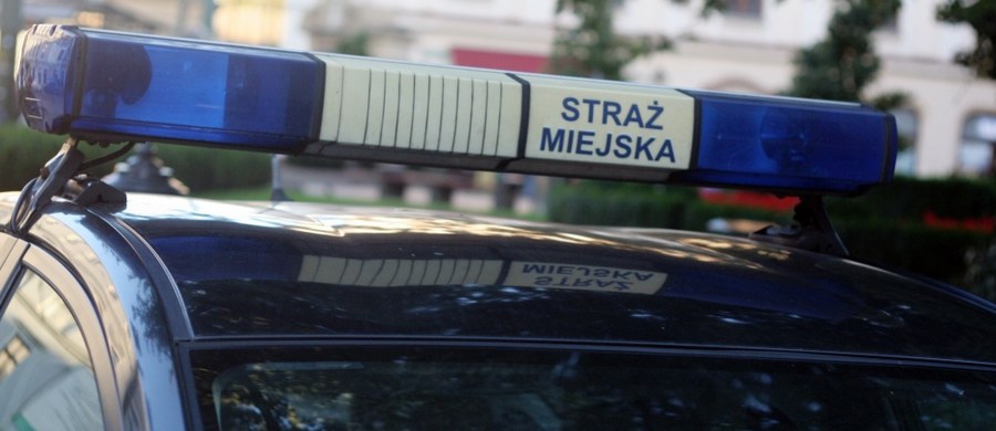 ​Samochód warszawskiej straży miejskiej został oblany kwasem masłowym. Do zdarzenia doszło po interwencji strażników w okolicy stacji metra Wilanowska.