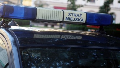 Warszawa: ​Samochód straży miejskiej oblany kwasem masłowym