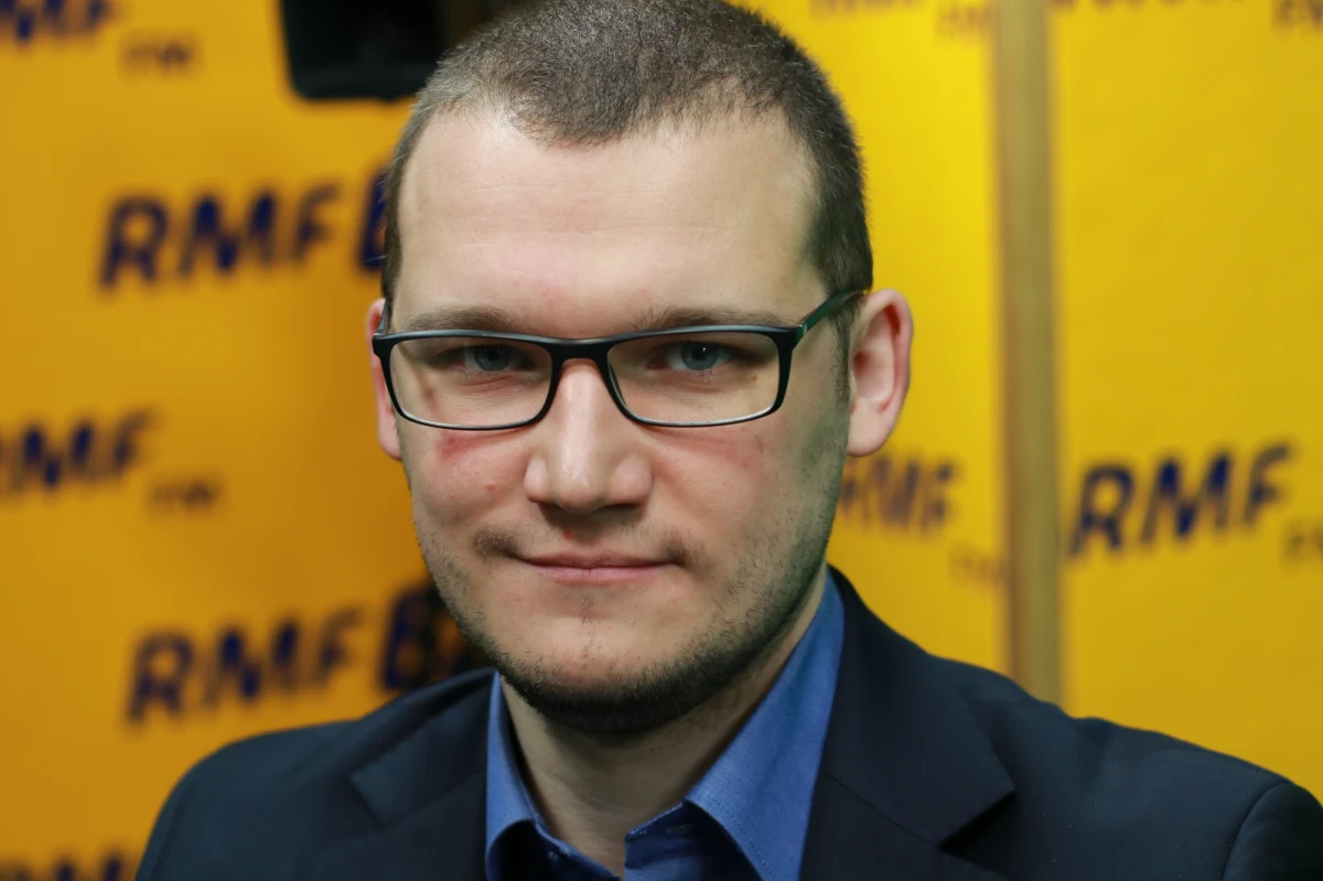 „Z analizy kont w mediach społecznościowych wynika, że w trakcie debaty w Polsce na temat sądów pojawiły się konta zagraniczne bardzo zaangażowane w tę debatę. Wcześniej były zaangażowane np. w próbę puczu w Turcji, wybory w USA, kampanię Brexitu czy kampanię prezydencką we Francji. To pokazuje, że w sytuacji gorącego sporu politycznego komuś z zewnątrz zależy na tym, żeby ten spór jeszcze podgrzać. Instytucje państwa muszą być na to gotowe” – powiedział w RMF FM Paweł Szefernaker, sekretarz stanu w kancelarii premiera. „Obóz dobrej zmiany potrzebuje dziś pokoju na górze" - ocenił gość Krzysztofa Ziemca. "Jeżeli chcemy realizować te zmiany, które obiecaliśmy Polakom, a pokazujemy, że jesteśmy zdeterminowani do przeprowadzenia tych zmian, to jest potrzebny pokój, potrzebna jedność” - tłumaczył. "Polacy w sondażach wskazują na to, że coraz lepiej im się żyje. Gospodarka rośnie - wczoraj mieliśmy kolejny dobry wynik, jeżeli chodzi o prognozę PKB. Chcemy, żeby z tego korzystali wszyscy Polacy, a nie tylko "tłuste misie", jak to było za rządów naszych poprzedników" - podkreślił Szefernaker. "Coraz więcej Polaków odczuwa pozytywne skutki rządów PiS” - zauważył. 