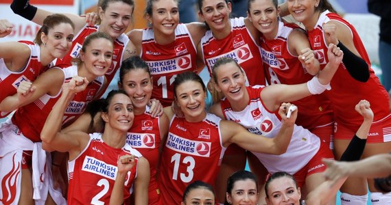Siatkarki Turcji uzupełniły w piątek stawkę półfinalistów. W ostatnim ćwierćfinałowym spotkaniu mistrzostw Europy rozgrywanych w Azerbejdżanie i Gruzji pokonały broniącą tytułu Rosję 3:0 (27:25, 25:18, 25:20). W półfinale zmierzą się z Serbią.