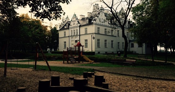 Niespełna ośmiotysięczne Poddębice były dziś Twoim Miastem w Faktach RMF FM. Historia Poddębic zaczyna się w 1388 roku, z którego to czasu pochodzi pierwsza, pisana wzmianka o mieście. Poddębice wymienione są w łęczyckich księgach sądowych, gdzie zamieszono informację o właścicielach: Wicie i Urbanie de Podambe. Poddębice miastem stają się około 1400 roku. Wtedy należą do wielkopolskiego rodu Chebdów z pobliskiego Niewiesza. Ostatnimi posiadaczami tych dóbr, od 1787 roku aż do II wojny światowej, byli Wyssogota-Zakrzewscy.