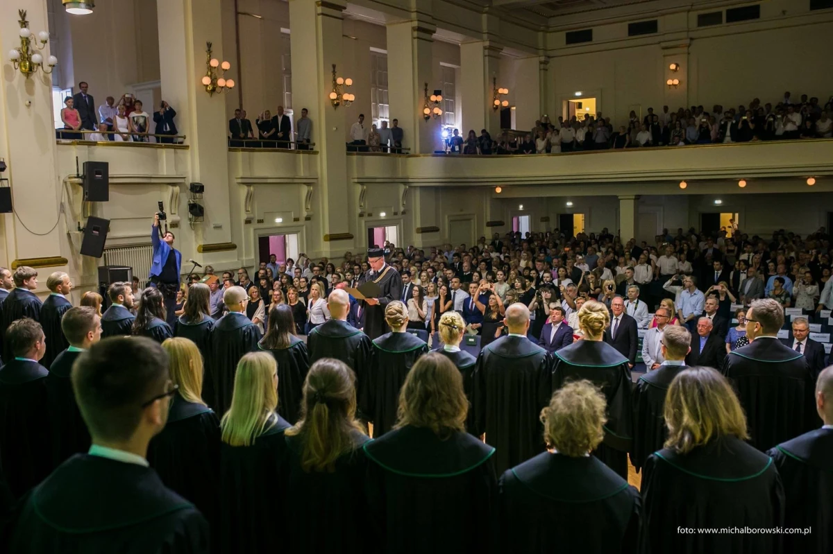 Samorząd adwokacki w Krakowie obchodzi w tym roku Jubileusz 155-lecia swojego istnienia. Chociaż początków samorządności adwokackiej na terenie Galicji można doszukać się kilka lat wcześniej, to w grudniu 1862 roku powołana została i wybrała swoje władze Krakowska Izba Adwokacka, która jest obecnie najstarszą, nieprzerwanie działającą izbą adwokacką w Polsce. Pierwszym Prezydentem Izby wybrany został adwokat Mikołaj Zyblikiewicz, późniejszy Prezydent Krakowa i Marszałek Galicji. Obecnie Krakowska Izba zrzesza ponad dwa tysiące adwokatów i aplikantów.