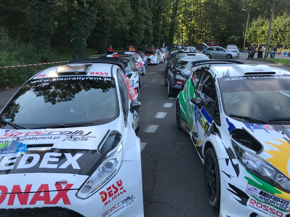 Mistrzowski tytuł coraz bliżej dla kierowcy z Warszawy. Filip Nivette po dwóch odcinkach specjalnych ma ponad 6 sekund przewagi nad drugim Bryanem Bouffier.