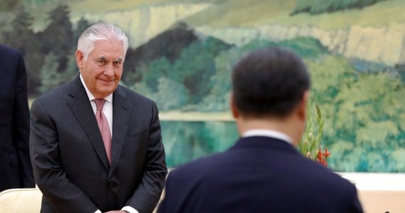 Stany Zjednoczone utrzymują "kanały komunikacyjne" z Koreą Północną i "sondują", czy reżim Kim Dzong Una jest zainteresowany zaangażowaniem się w rozmowy na temat jego programu nuklearnego - oświadczył w Pekinie sekretarz stanu USA Rex Tillerson.