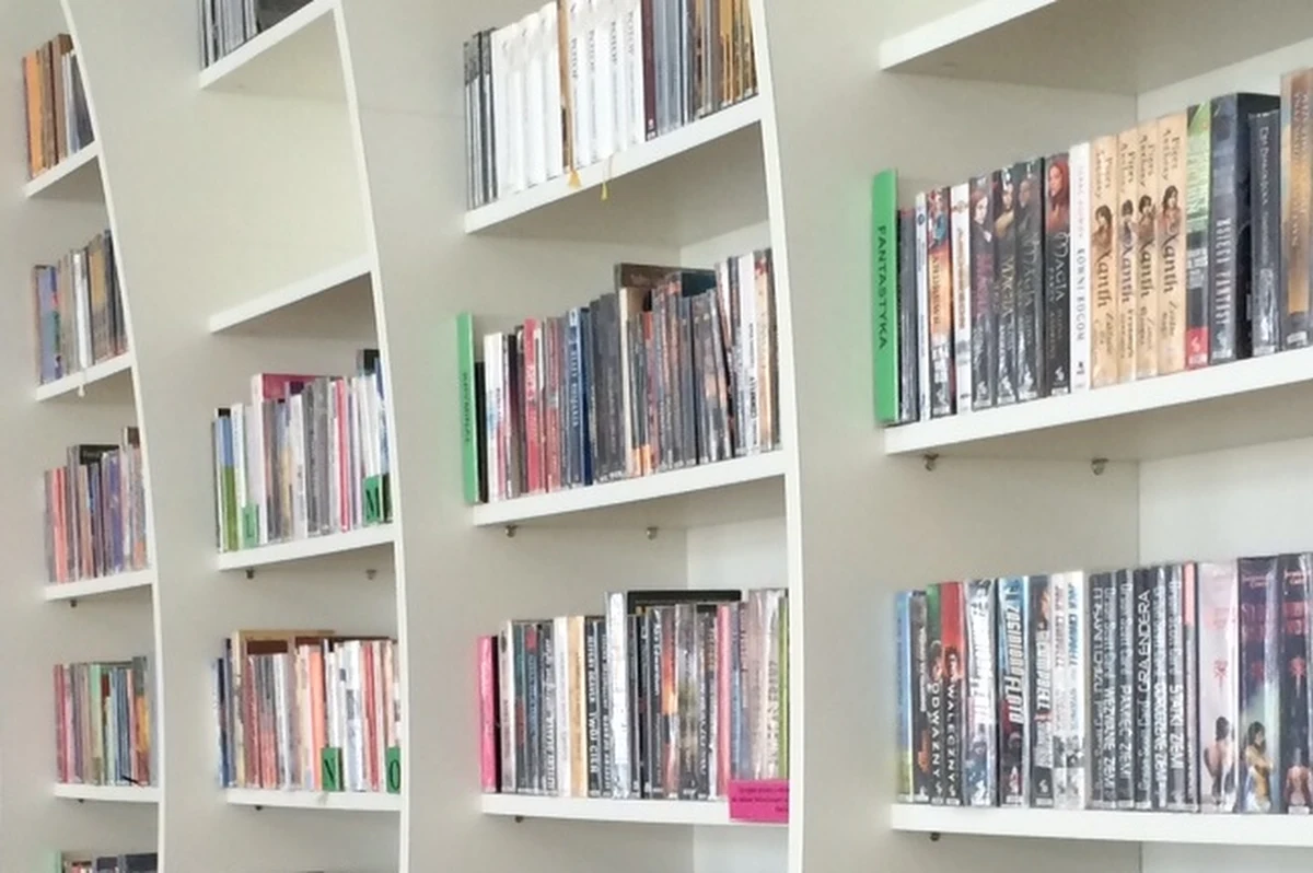 ​Znana norweska pisarka Gro Dahle znalazła się pod ostrzałem krytyki. Jej najnowsza książka dla dzieci "Sezamie, sezamie" zawiera m.in. ilustracje przedstawiające sceny seksu. Część rodziców jest oburzona i zastanawia się nad zasadnością tej publikacji. Z kolei autorka przyznaje, że o pornografii należy rozmawiać, bo dzieci dzielą od niej "zaledwie dwa kliknięcia".