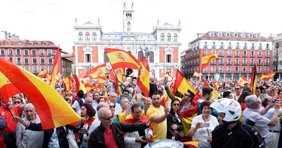 W kilkudziesięciu hiszpańskich miastach odbyły się marsze poparcia lub sprzeciwu wobec zaplanowanego na niedzielę referendum niepodległościowego w Katalonii, regionie autonomicznym na północnym wschodzie kraju. Wzięło w nich udział łącznie ponad 100 tys. osób.