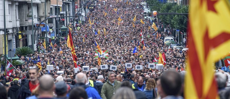 ​Plan przeprowadzenia w niedzielę przez rząd regionalny w Katalonii referendum niepodległościowego to "kpina z demokracji" - powiedział szef MSZ Hiszpanii Alfonso Dastis. Oskarżył władze tego autonomicznego regionu o działania wbrew celom i ideałom Unii Europejskiej. Przewodniczący Parlamentu Europejskiego Antonio Tajani uważa z kolei, że referendum jest "nielegalne". Na ulicach hiszpańskich miast trwają marsze poparcia lub sprzeciwu wobec planowanego referendum. "Nie wiemy, co się wydarzy" - mówią zwolennicy plebiscytu. Jego przeciwnicy odpowiadają: "Nie dla nielegalnego głosowania!", "Jesteśmy Hiszpanami!". Referendum planowane jest na godzinę 9:00.