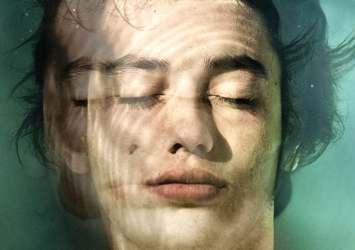 „Duchy Jeremiego” Roberta Rienta to dowód na to, że reporter może być też dobrym prozaikiem. Wydawać by się mogło, że przejście z literatury faktu do fikcji literackiej będzie co najmniej niebezpieczne, jeśli nie skończy się katastrofą. Tymczasem czytelnik, który – tak jak ja – podchodził do tej książki z niepewnością i ostrożnością, już po kilku pierwszych rozdziałach jest miło zaskoczony. A potem jest tylko lepiej…