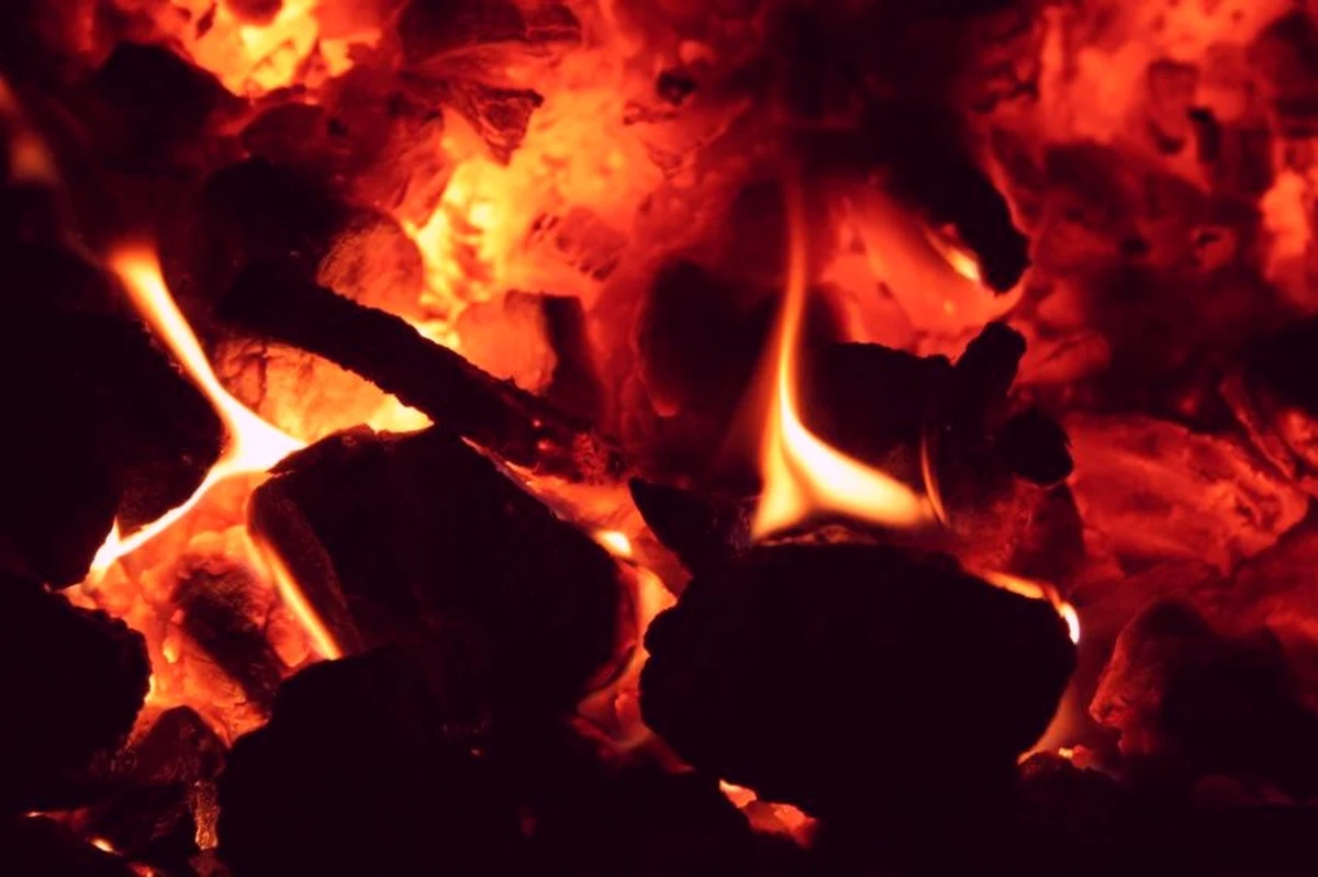 Od dziś zacznie obowiązywać rozporządzenie resortu rozwoju, które zaostrza normy emisyjne dla domowych kotłów grzewczych. Mniej ekologiczne kotły będzie można jednak jeszcze sprzedawać i instalować w domach do końca czerwca przyszłego roku.