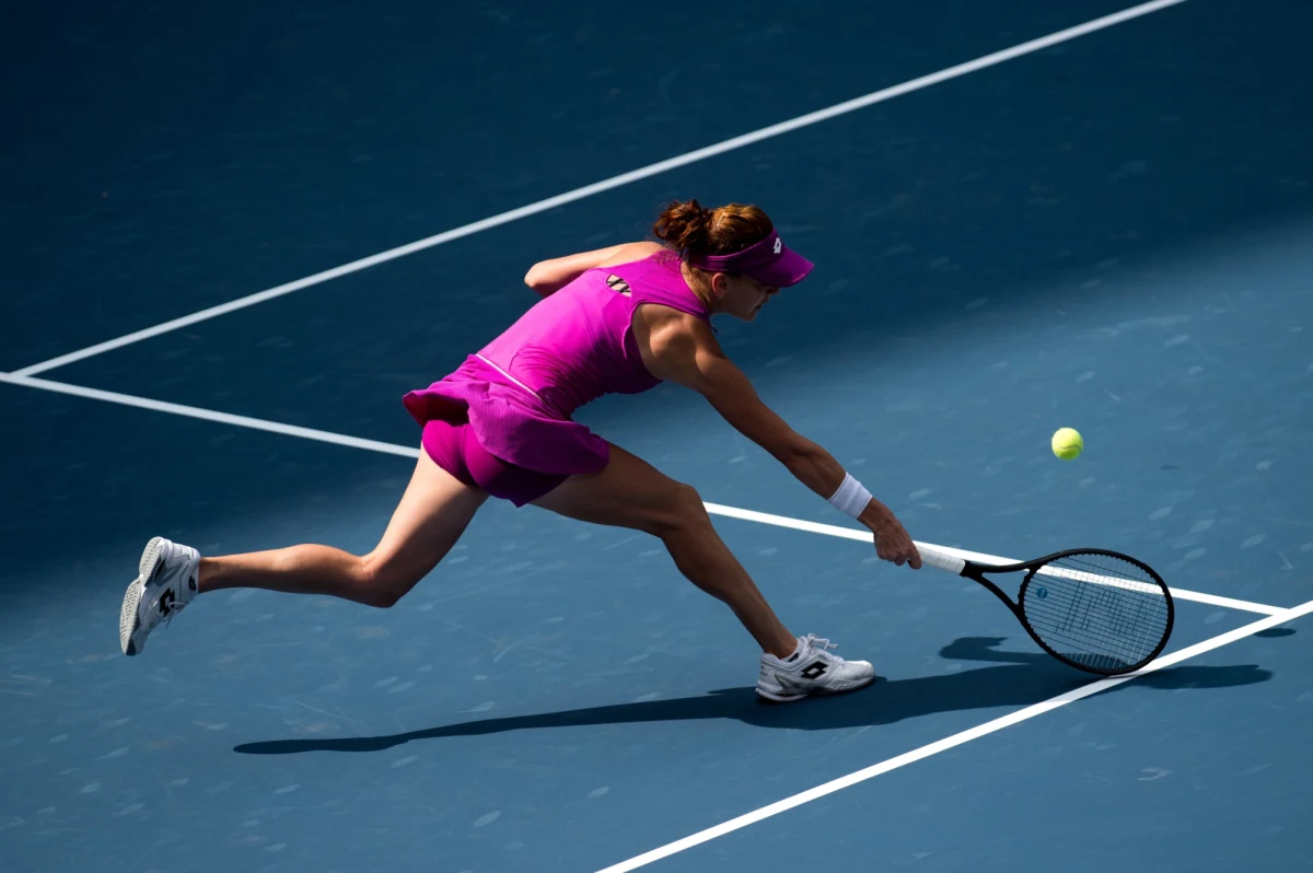 Agnieszka Radwańska awansowała do drugiej rundy turnieju WTA rangi Premier na twardych kortach w Pekinie (pula nagród 6,38 mln dolarów). Tenisistka z Krakowa pokonała Niemkę Carinę Witthoeft 7:5, 6:3.