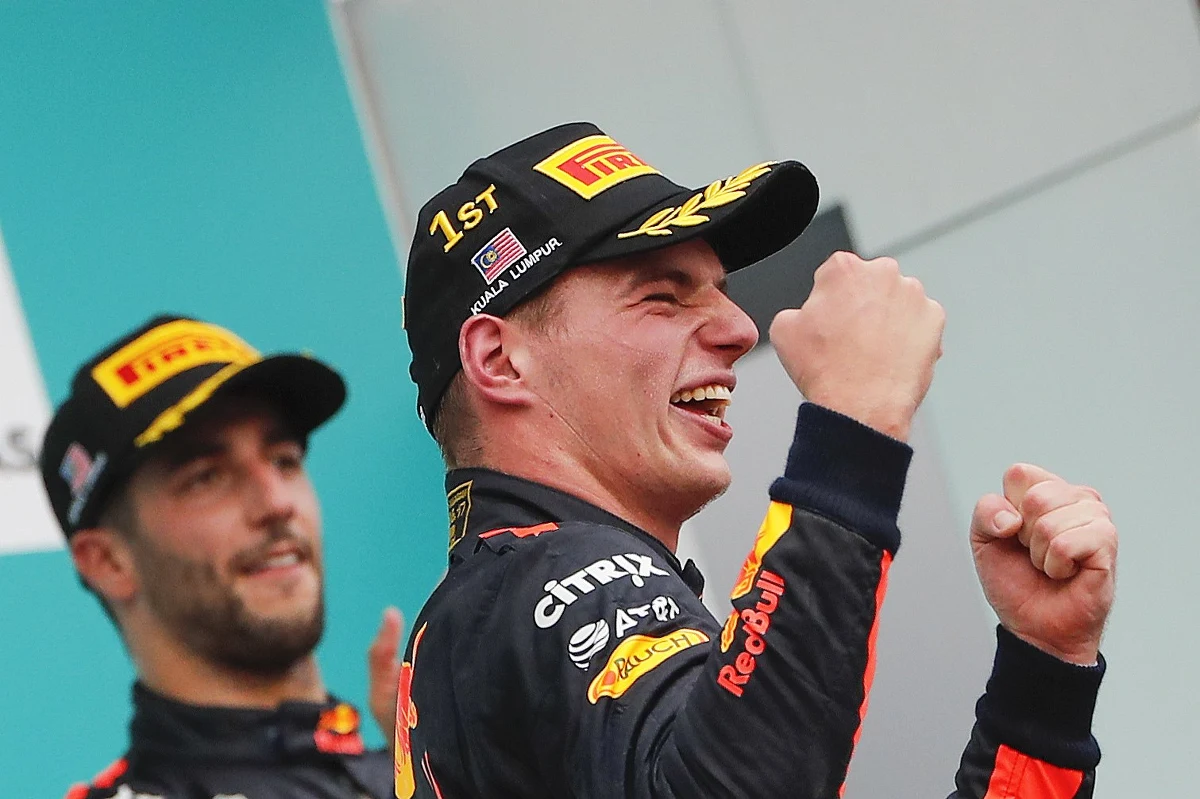 Holender Max Verstappen (Red Bull) wygrał wyścig o Grand Prix Malezji, 15. rundę mistrzostw świata Formuły 1. Udany dzień miał Niemiec Sebastian Vettel (Ferrari), który startował z ostatniej pozycji, a zajął czwarte miejsce. To drugie zwycięstwo w karierze Verstappena, który w sobotę obchodził 20. urodziny.