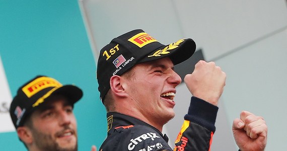 Holender Max Verstappen (Red Bull) wygrał wyścig o Grand Prix Malezji, 15. rundę mistrzostw świata Formuły 1. Udany dzień miał Niemiec Sebastian Vettel (Ferrari), który startował z ostatniej pozycji, a zajął czwarte miejsce. To drugie zwycięstwo w karierze Verstappena, który w sobotę obchodził 20. urodziny.