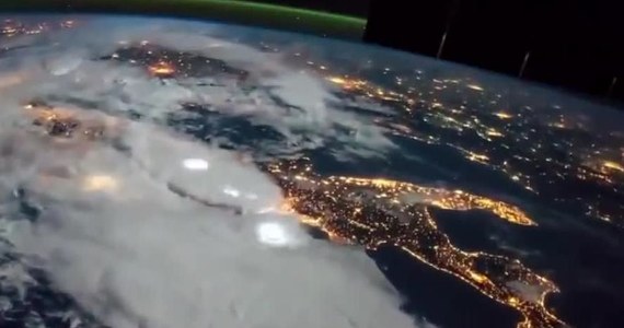 Europejska Agencja Kosmiczna opublikowała majestatyczny timelapse przedstawiający Europę nocą. Nagranie zostało wykonane przez jednego z astronautów przebywających na Międzynarodowej Stacji Kosmicznej. Na filmie widać m.in. światła miast oraz wyładowania atmosferyczne.
