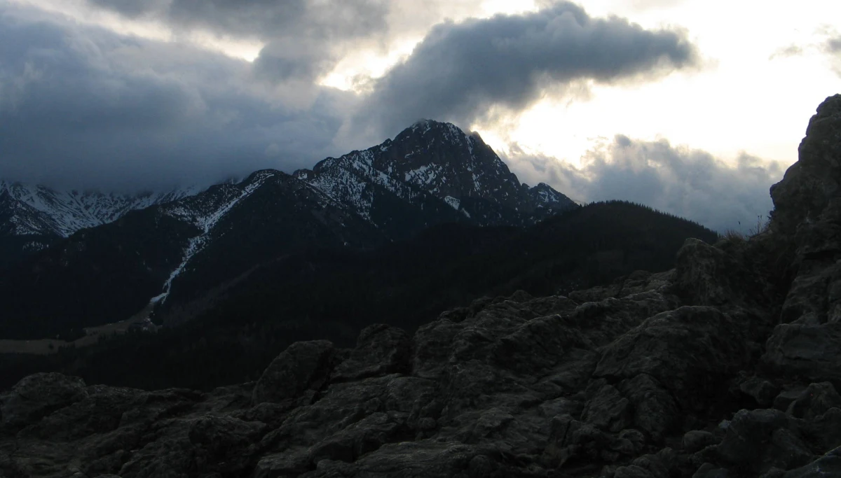 Nieprzygotowana do wysokogórskiej wyprawy para turystów utknęła w niedzielę na Granatach. Ratownicy TOPR na pokładzie śmigłowca ewakuowali kobietę i mężczyznę z bardzo trudnego szlaku. Niemal identyczna sytuacja miała miejsce w sobotę w tym samym miejscu.