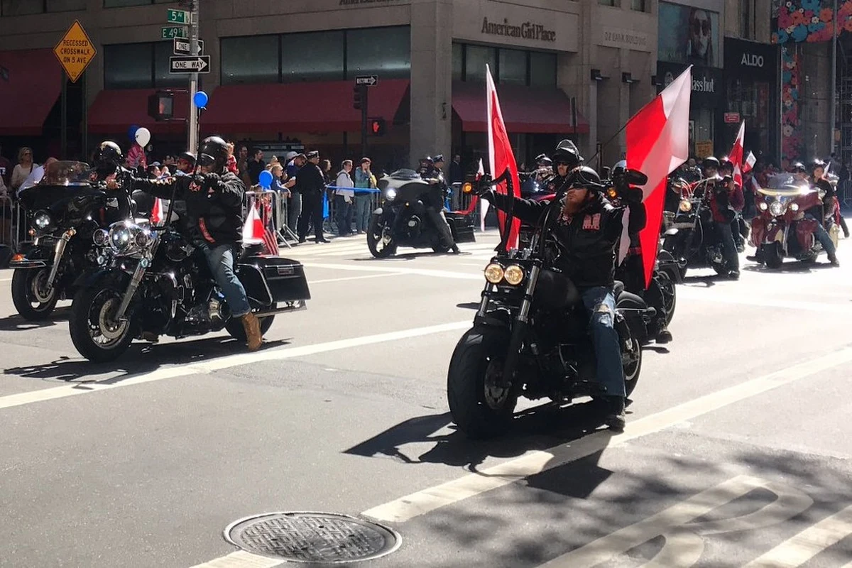 Wielkie polskie święto na Manhattanie. Na słynnej Piątej Alei trwa 80. jubileuszowa Parada Pułaskiego. Prezentują się organizacje polonijne, parafie, polskie szkoły i instytucje. Na całej ulicy, znanej z najdroższych sklepów na Manhattanie, stoją Polacy z biało-czerwonymi flagami. W barwach narodowych są także ubrane przez nich koszulki.