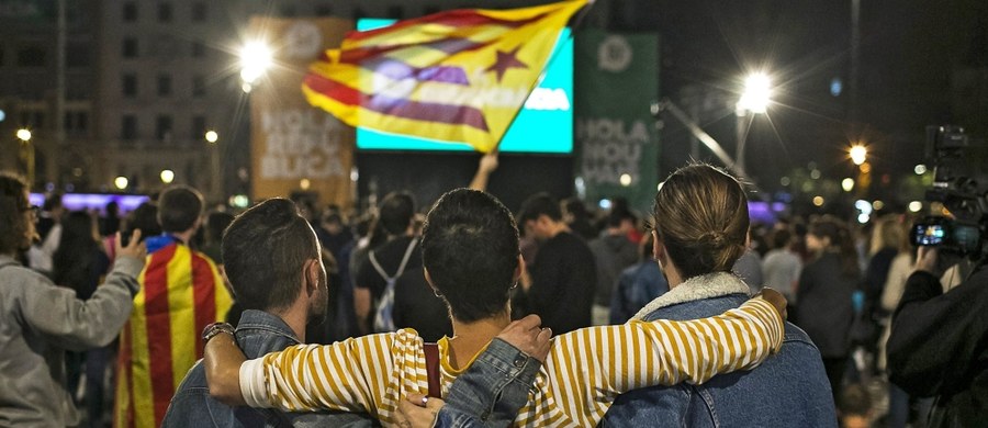 Regionalny rząd Katalonii poinformował w nocy, że w referendum oddało głosy ok. 2,26 mln osób, z których 90 proc. opowiedziało się za niepodległością tego regionu. 8 proc. było przeciwnych a pozostałe głosy były nieważne. Jak poinformował dziennikarzy rzecznik rządu Katalonii Jordi Turull, w referendum wzięło udział ok. 42,3 proc. z uprawnionych do głosowania 5,34 mln Katalończyków.