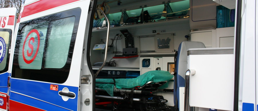 ​Wypadek osobówki i karetki pogotowia w Chęcinach na Mazowszu. W kraksie rannych zostało 5 osób.
