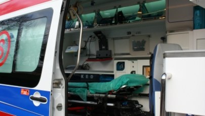 Osobówka wjechała w karetkę w Chęcinach. 5 osób rannych