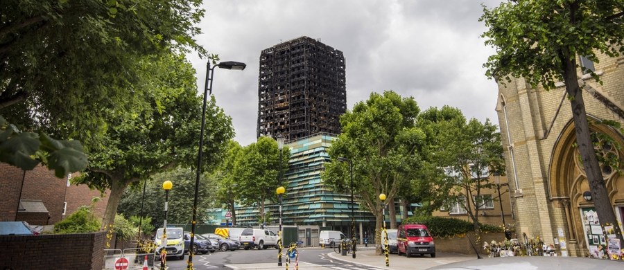 Grenfell Tower, londyński wieżowiec, w którym 14 czerwca spłonęło co najmniej 80 osób, staje się obiektem niezdrowego zainteresowania. Coraz częściej odwiedzają go... autokary wypełnione turystami. W Grenfell Tower znajdowało się 120 mieszkań, w których żyło około 600 osób, głównie muzułmanów.