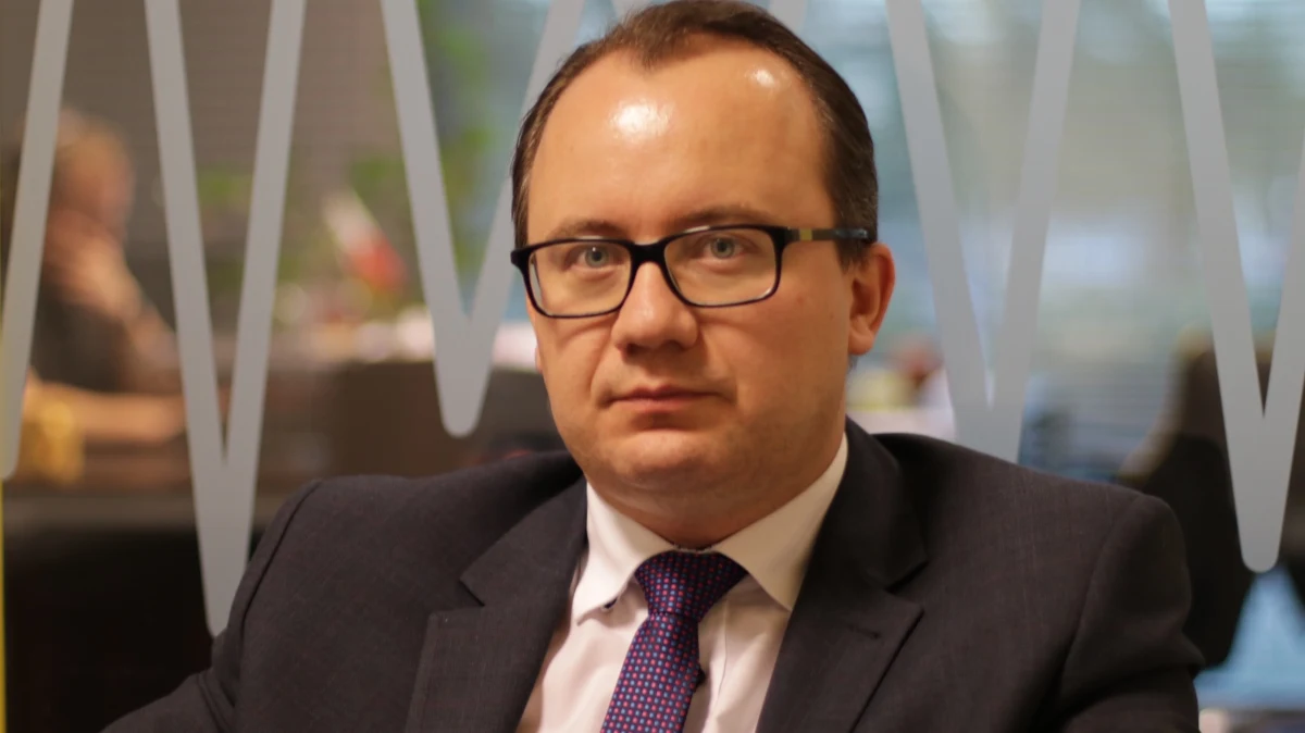 „Nie przewiduję wniosków do Trybunału Konstytucyjnego w związku z ustawami sądowymi” – powiedział Rzecznik Praw obywatelskich Adam Bodnar w Popołudniowej rozmowie w RMF FM. Tłumaczy, że to dlatego, że „musimy zdawać sobie sprawę z tego, czym stał się Trybunał Konstytucyjny w ciągu ostatnich dwóch lat”. „To co obserwujemy dzisiaj, czyli przyjęcie ustaw o Sądzie Najwyższym i Krajowej Radzie Sądownictwa, jest następstwem procesu, który rozpoczął się w grudniu 2015 roku. Procesu podporządkowywania niezależnych organów władzy partii rządzącej i przejęcie kontroli nad tym, co się dzieje w TK było krokiem w kierunku, by móc później przyjąć ustawy, które łamią zasadę niezależności sądownictwa” – mówił gość Marcina Zaborskiego. RPO przypomina także, że wnioski składane w sprawie innych ustaw do dziś nie zostały rozpoznane. „To niczego nie zmieni” – dodaje. "Ustawy reformujące sądownictwo wejdą w życie i one spowodują nieodwracalne skutki w postaci zmiany obsady Sądu Najwyższego, KRS, oddelegowania dużej ilości sędziów do SN. To już się nie zmieni, nawet jeśli za 2-3 lata przy dobrych wiatrach TK by się zreflektował, zyskał niezależność i uznał, że jakieś przepisy ustawy były niezgodne z konstytucją" - mówił RPO. Powiedział także, że wysłał do prezydenta Dudy pismo z prośbą o weto, jednak nie dostał żadnej odpowiedzi.