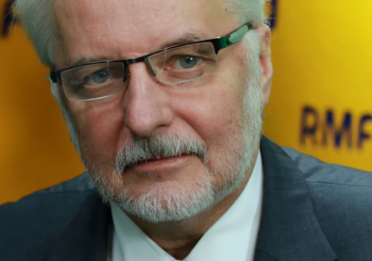 "Chcemy się rozstać z tymi pracownikami, którzy są wskazani przez IPN albo sami się przyznali, że pracowali kiedyś w PRL-owskich służbach specjalnych" - mówił w Porannej rozmowie w RMF FM minister spraw zagranicznych Witold Waszczykowski. "Chcemy dokonać przeglądu kadr, to nie są czystki" – zapewnił szef polskiej dyplomacji. "Duża część ambasadorów została wymieniona, w następnych 2 miesiącach kolejna grupa ok. 10 -12 ambasadorów zostanie wymieniona" - zapowiedział. Odnosząc się do nieuznawanego przez Madryt referendum niepodległościowego w Katalonii, szef MSZ stwierdził, że „zabrakło działania Komisji Europejskiej w czasie procesu, który był przygotowawczy do referendum". "Zabrakło głosu Unii Europejskiej, zabrakło głosu na przykład rzekomej twarzy Unii Europejskiej, czyli Donalda Tuska, który powinien negocjować, moderować i jednać" – powiedział Waszczykowski w rozmowie z Robertem Mazurkiem. "Podchodzimy do tego spokojniej" - tak minister Waszczykowski skomentował zapowiedziany na dziś czarny protest kobiet. Rok temu, kiedy polskie kobiety zapowiadały swój protest w sprawie aborcji, szef dyplomacji mówił na antenie RMF FM: "Niech się bawią". Dziś nawiązując do tych wydarzeń mówi: "Wszyscy byliśmy zaskoczeni w ubiegłym roku skalą tego protestu, gwałtownością, czasem brutalnością, wulgarnością". Polki znów chcą manifestować tym razem w sprawie in vitro. "To jest pro-socjalny rząd, nie ma powodów, żeby protestować przeciwko temu rządowi" - twierdził gość Porannej rozmowy w RMF FM. 