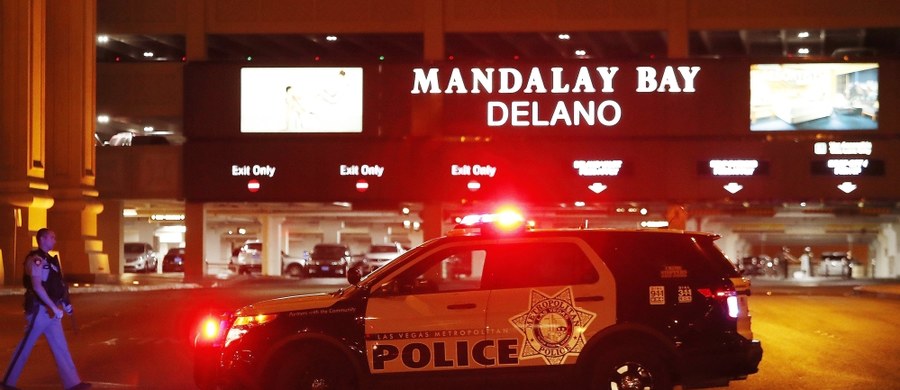 W domu sprawcy masakry w Las Vegas znaleziono broń palną, materiały wybuchowe i amunicję. Według najnowszego bilansu liczba ofiar śmiertelnych strzelaniny wzrosła do 59. Sprawca strzelał z 32. piętra hotelu Mandalay Bay, w pobliżu którego pod gołym niebem odbywał się koncert w ramach festiwalu muzyki country Route 91 Harvest, na który przyszło ok. 22 tys. osób. Ludzie uciekali w panice, w niektórych przypadkach tratując się wzajemnie. Napastnik popełnił samobójstwo. Policja szybko ustaliła jego tożsamość.