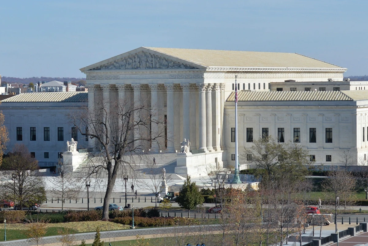 ​Amerykański Sąd Najwyższy rozpoczął w poniedziałek jesienną sesję. Dziewięcioro sędziów, podczas swoich deliberacji w najbliższych miesiącach, wyda szereg wyroków mających kluczowy wpływ na życie polityczne, imigrację a nawet obyczajowość w USA. Sąd Najwyższy rozpoczął jesienną sesję w pełnym składzie z udziałem sędziego Neila Gorsucha, którego nominował na to stanowisko prezydent Donald Trump.