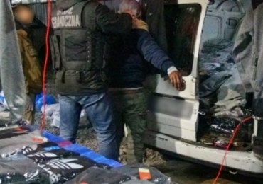 Ponad 200 busów wypełnionych „podróbkami” wartymi 52 mln zł. Handlarze zatrzymani