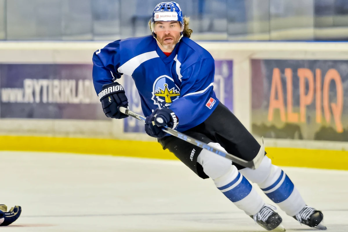 ​Słynny czeski hokeista, 45-letni Jaromir Jagr wraca jednak do najlepszej ligi świata - NHL i nie zagra w Kladno HC, klubie którego jest wychowankiem, a obecnie współwłaścicielem. Według kanadyjskich mediów uzgodnił roczny kontrakt z Calgary Flames. Uzgodnienie warunków z Calgary oznacza, że ma szansę stać się trzecim najstarszym graczem w historii NHL. 