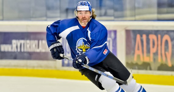 ​Słynny czeski hokeista, 45-letni Jaromir Jagr wraca jednak do najlepszej ligi świata - NHL i nie zagra w Kladno HC, klubie którego jest wychowankiem, a obecnie współwłaścicielem. Według kanadyjskich mediów uzgodnił roczny kontrakt z Calgary Flames. Uzgodnienie warunków z Calgary oznacza, że ma szansę stać się trzecim najstarszym graczem w historii NHL. 