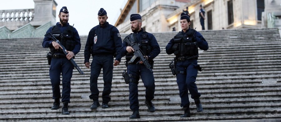 ​Przed budynkiem mieszkalnym w Paryżu znaleziono ładunek wybuchowy. Zatrzymano pięć osób, w tym jedną, która się "zradykalizowała" - poinformował w radiu France Inter minister spraw wewnętrznych Francji Gerard Collomb. Jak sprecyzował szef francuskiego MSW, ładunek znaleziono w nocy z piątku na sobotę w ekskluzywnej, 16. dzielnicy Paryża, co według niego oznacza, że Francja wciąż jest zagrożona atakami terrorystycznymi. W hallu budynku i przed nim znaleziono kilka butli z gazem wyposażonych w zapalnik.