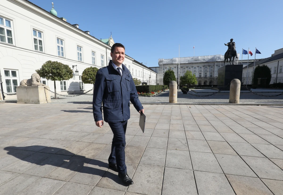 Poseł Łukasz Rzepecki - zawieszony w prawach członka PiS - dostał propozycję przejścia do klubu Kukiz'15 - dowiedział się reporter RMF FM Patryk Michalski. Ważni politycy trzeciej siły w Sejmie liczą na to, że po wyrzuceniu z partii rządzącej, poseł zostanie 33. posłem Pawła Kukiza. 