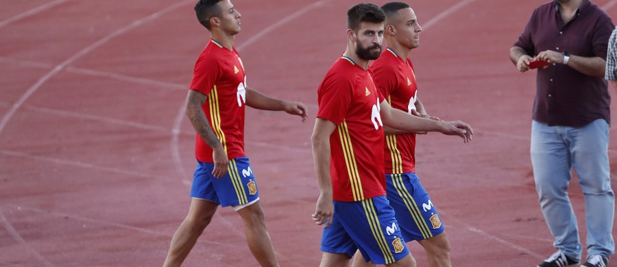 Kibice zwyzywali obrońcę reprezentacji Hiszpanii, który od dawna wpiera ruchy niepodległościowe w Katalonii. Do nieprzyjemnych sytuacji doszło podczas poniedziałkowego treningu reprezentacji Hiszpanii przed najbliższymi meczami eliminacji mistrzostw świata. 