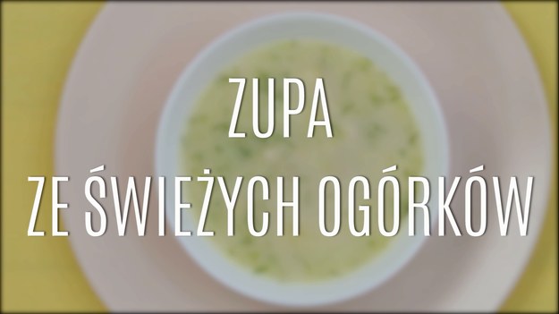 Zupa ze świeżych ogórków to ciągle zagadka w polskiej kuchni - jeśli zupa z ogórków, to klasyczna ogórkowa z kiszonych ogórków albo specjalnie przygotowanego wcześniej przecieru. Okazuje się jednak, że ze świeżych ogórków również można przygotować przepyszną, sycącą zupę - zobaczcie nasz przepis! W parę chwil wyczarujecie niesamowitą w smaku zupę, której smak pokochają wszyscy!