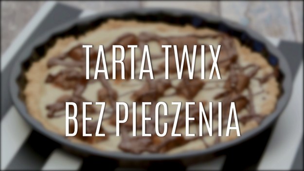 Tarta bez pieczenia - to przepis na domowe ciasto, który gwarantuje, że nie spędzicie długich godzin na przyrządzaniu ciasta, unikniecie też doglądania wypieku i innych elementów trudnej sztuki cukiernictwa! Dzięki naszemu przepisowi w parę chwil i bez włączania piekarnika przygotujecie doskonałą tartę o smaku popularnego batonika, której smak pokochają nie tylko najmłodsi! Zobaczcie nasz przepis!